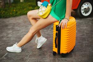 femme voyageur avec Orange valise, en voyageant autour monde photo