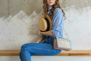 portrait de Jeune jolie femme avec paille chapeau jeans bleu coton chemise photo