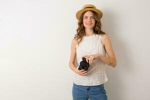 Jeune jolie femme dans été vacances style tenue en portant ancien photo caméra