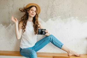 Jeune jolie femme dans été vacances style tenue en portant ancien photo caméra