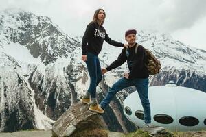 Jeune branché couple dans l'amour sur hiver vacances dans montagnes photo