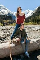 Jeune branché couple dans l'amour sur hiver vacances dans montagnes photo
