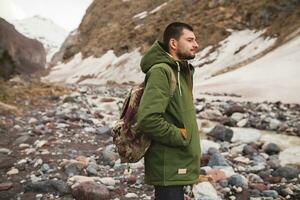 Jeune branché homme randonnée dans montagnes, hiver vacances photo