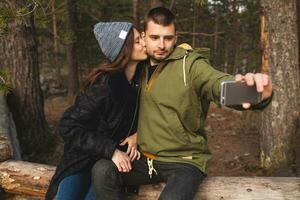 Jeune magnifique branché couple randonnée dans montagnes photo