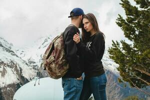 Jeune branché couple dans l'amour sur hiver vacances dans montagnes photo