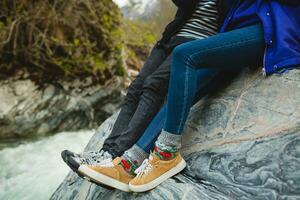 Jeune branché couple dans l'amour en marchant dans montagnes photo