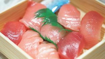 sashimis de thon. otoro sashimi sur plaque photo