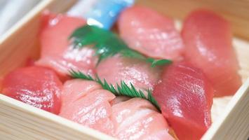 sashimis de thon. otoro sashimi sur plaque photo