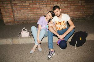 Jeune élégant branché couple dans aimer, Style tenue photo