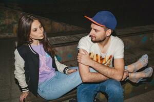 Jeune élégant branché couple dans aimer, Style tenue photo