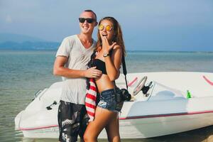 content branché femme et homme sur été tropical vacances photo