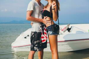 content branché femme et homme sur été tropical vacances photo