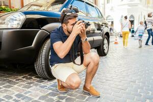 Jeune Beau branché homme en marchant avec photo caméra