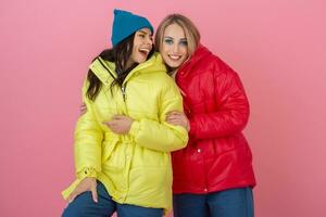 jolie femmes copains dans coloré manteau photo