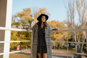 attrayant Jeune femme en marchant dans l'automne portant manteau photo