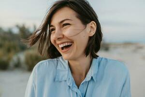 souriant portrait de Candide en riant femme photo