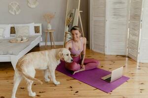 magnifique athlétique femme dans fabrication yoga à maison, en bonne santé mode de vie photo