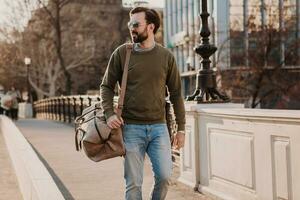 branché homme en marchant dans rue avec sac photo