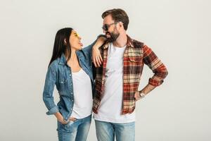 élégant homme et femme dans décontractée denim branché tenue ayant amusement photo