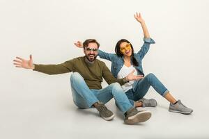 élégant couple séance sur sol dans jeans photo