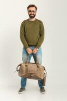 attrayant élégant homme voyageur permanent avec sac photo