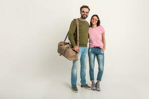 couple souriant femme et homme dans sweat-shirt avec Voyage sac photo