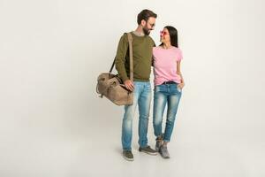 couple souriant femme et homme dans sweat-shirt avec Voyage sac photo