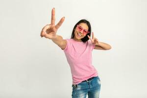 attrayant femme dans rose T-shirt et des lunettes de soleil photo