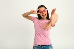 attrayant femme dans rose T-shirt et des lunettes de soleil photo