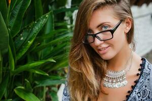 Jeune svelte femme dans tropical bali villa, portant des lunettes photo