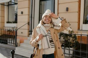 élégant femme en marchant dans hiver rue photo