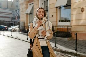 élégant femme en marchant dans hiver rue photo