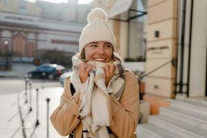 élégant femme en marchant dans hiver rue photo