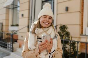 élégant femme en marchant dans hiver rue photo