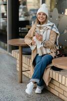 élégant femme en marchant dans hiver rue photo