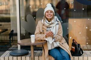 élégant femme en marchant dans hiver rue photo