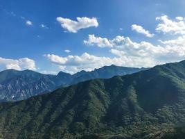 la vue sur de belles montagnes depuis le haut sommet. parc national de seoraksan. Corée du Sud photo