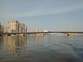 grands bâtiments sur la côte du Nil. le Caire, Egypte photo