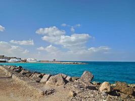 la belle vue sur la mer rouge dans la ville d'hurghada, égypte photo