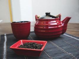 thé chinois et une théière rouge avec une tasse sur le bachground photo