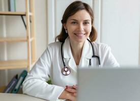 médecin femme portant blanc manteau stéthoscope sur épaules à la recherche à caméra, médecin faire vidéo appel l'Internet parler avec patient fournir Aidez-moi en ligne conseils et thérapie concept.ai-généré. photo