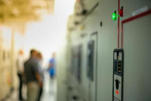 portrait flou d'un technicien effectuant la maintenance préventive dans la salle de contrôle. travailleurs surveillant l'état des appareils électroniques par liste de contrôle. photo