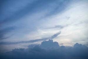 magnifique bleu ciel et blanc des nuages dans Thaïlande photo