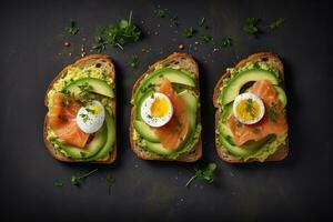 des sandwichs ou en bonne santé pain grillé avec Avocat Saumon basilic des œufs ai généré photo