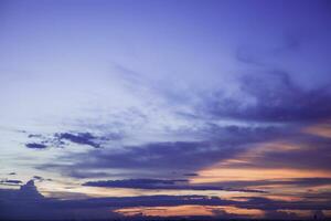 le coucher du soleil ciel Contexte concept vue au dessus le horizon soir le coucher du soleil ciel et Matin lever du soleil. pays maison. vide magnifique ciel. paysage. photo