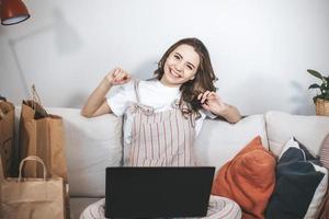 jeune femme millénaire faisant des achats en ligne à la maison. photo