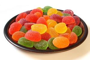 bonbons à la gelée de bonbons colorés dans une assiette photo