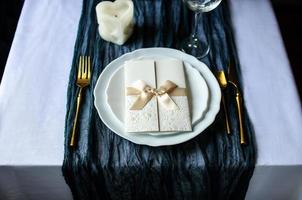 nappe de coureur de couleur avec une assiette blanche et des couverts photo