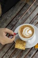 femme buvant un cappuccino photo