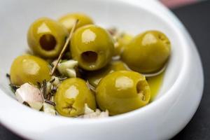 gros plan d'olives épicées photo